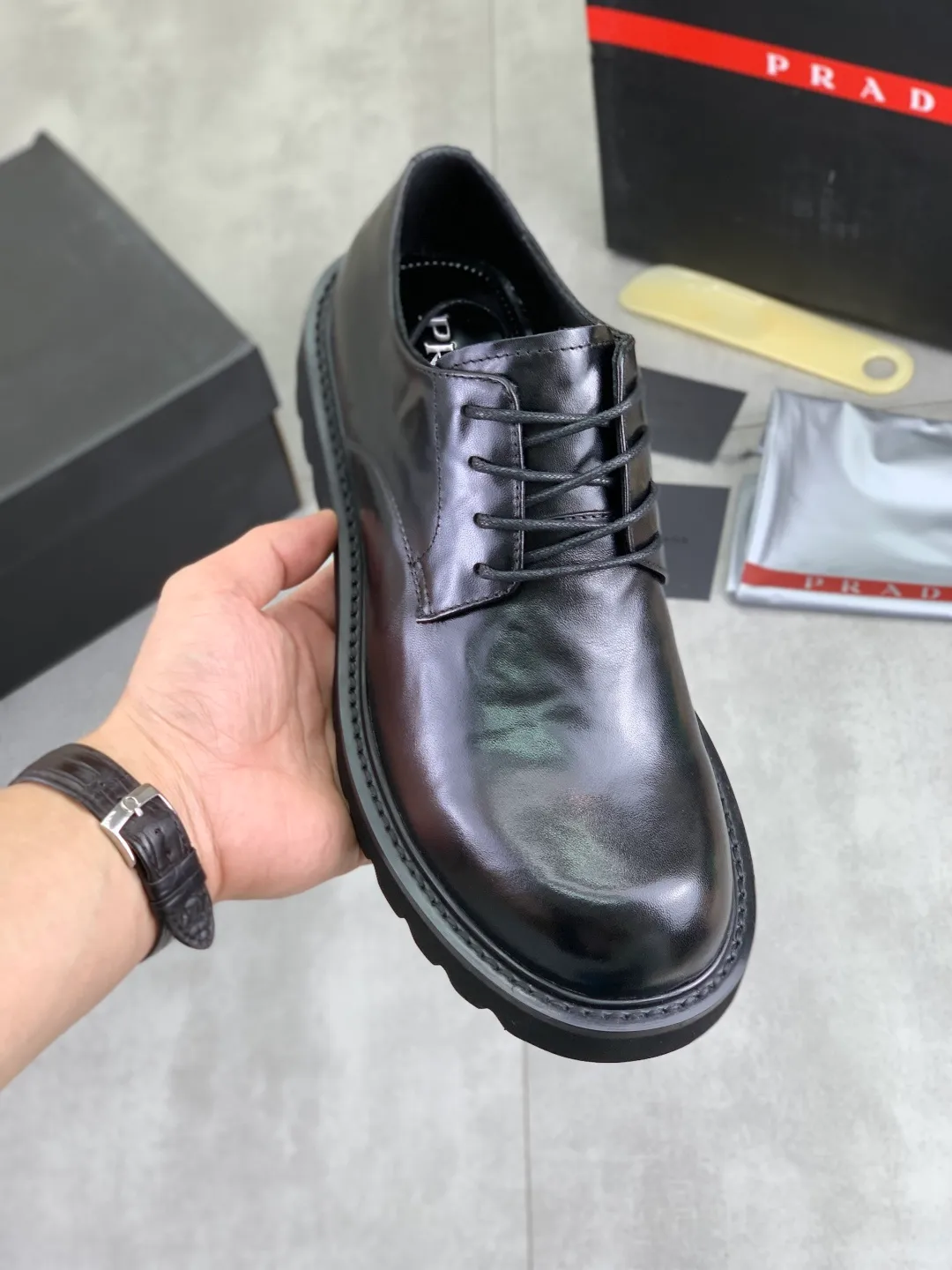 Men's shoes 💰P640 New PRADA Prada's new casual leather shoes Original purchase, development and production Prada men's classic series, technical breathable fabrics with cowhide, casual sports shoes, casual shoes, sports dad shoes combine high-tech breathable materials and cowhide, P's exclusive button decoration on the side. The outsole is full of P italic design and bright colors to show vitality and continue the brand design inspiration. Stroll around the city lightly and feel free and comfortable. Delivered in exquisite packaging 🛍📦 ▪️Material: original customized calfskin with breathable material ▪️Inner lining: cowhide lining ➕cowhide feet ▪️Outsole: open-molded TPU foam material ▪️Sole thickness: 3.5CM ▪️Size: Men's 38-45 black, brown color available